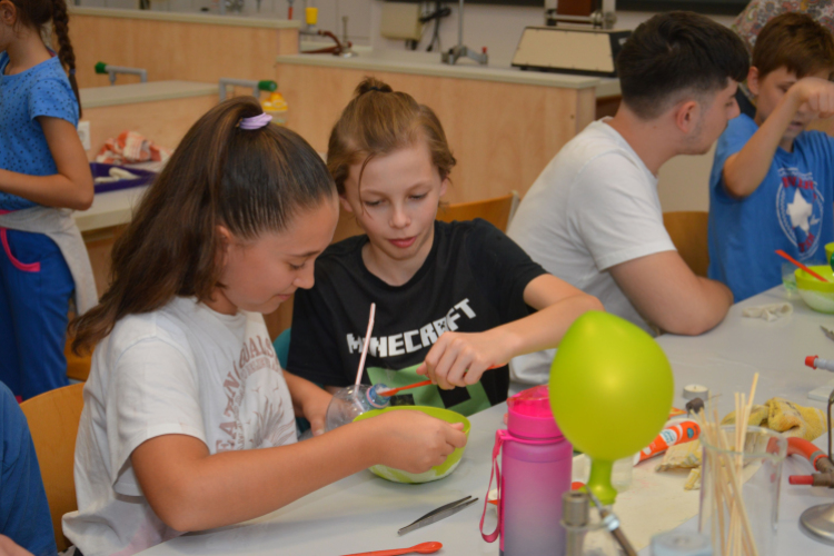 Izgalmas programok színesítették a Kutatók éjszakáját a Móra gimiben