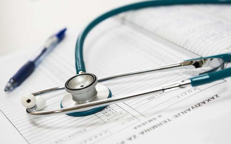 Novembertől 100 ezer forinttal emelkedik az orvosok bére