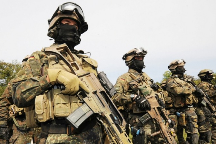 Németországban visszaállíthatják a sorkötelezettséget