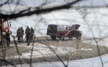 A jeges Dunába hajtott egy autó a Hajógyári-szigetnél