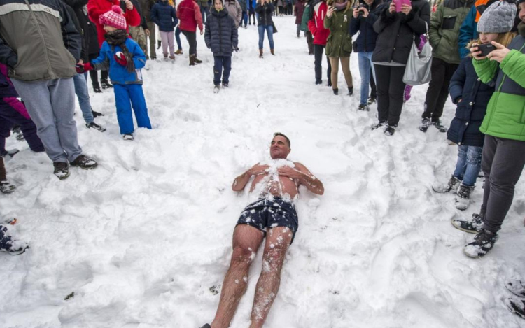 Tiszakécskénél úszott a jeges vízben Schirilla (+ VIDEÓ)