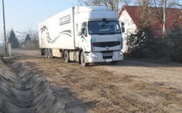 Ellenőrzik a kamionokat a Csólyosi útban