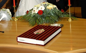 Anyakönvi hírek