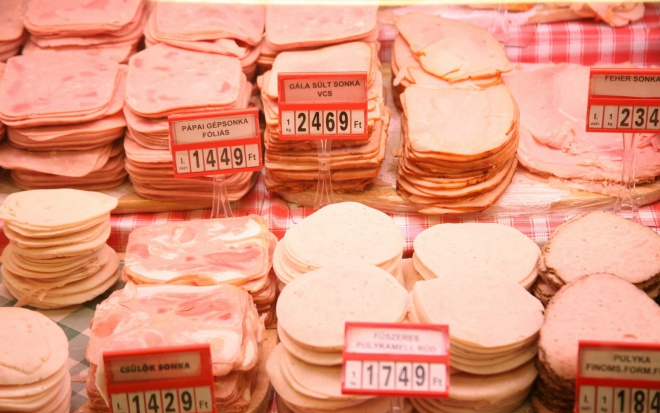 Egy hentes döbbenetes vallomása arról, hogy valójában miket eszünk hús helyett!