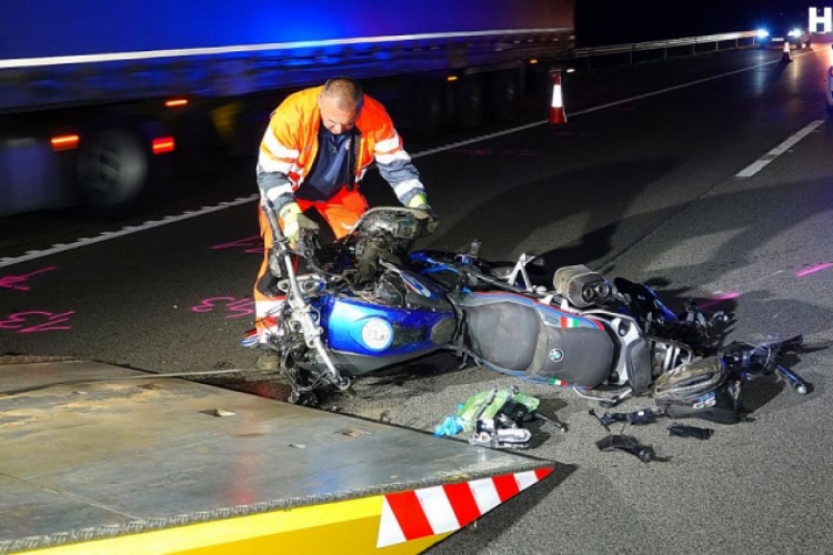 Meghalt a motoros, amikor pályafenntartó autónak ütközött az M5-ösön