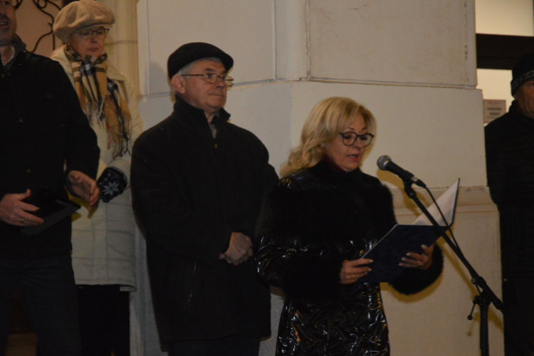 Lobog már az öröm lángja is