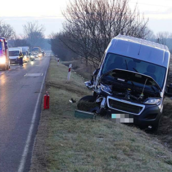 Traktornak hajtott a sötétben 