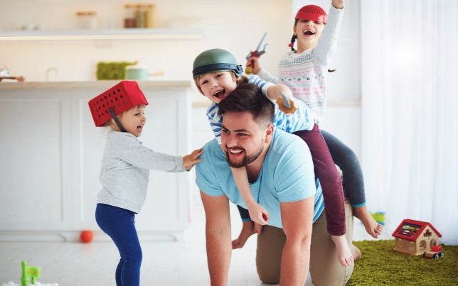 Kiderült: ezért boldogabb szülők az apák, mint az anyák