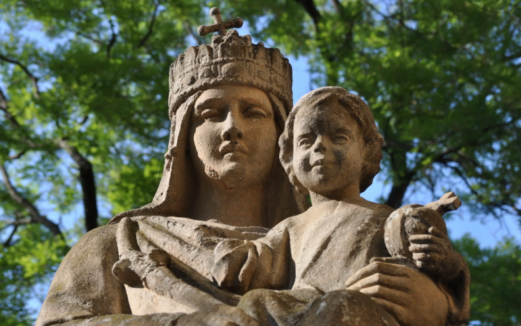 Tető kerülhet a „Fájdalmas Krisztus” és a „Magyarok Nagyasszonya” szobor fölé