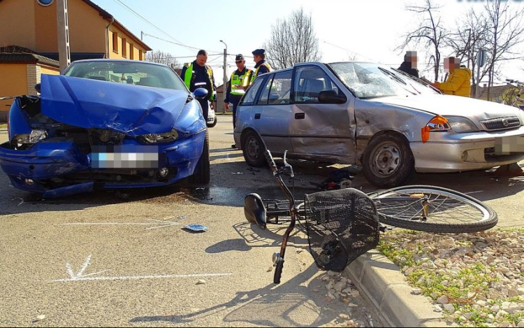 Két autó és kerékpáros ütközött Kiskunfélegyházán