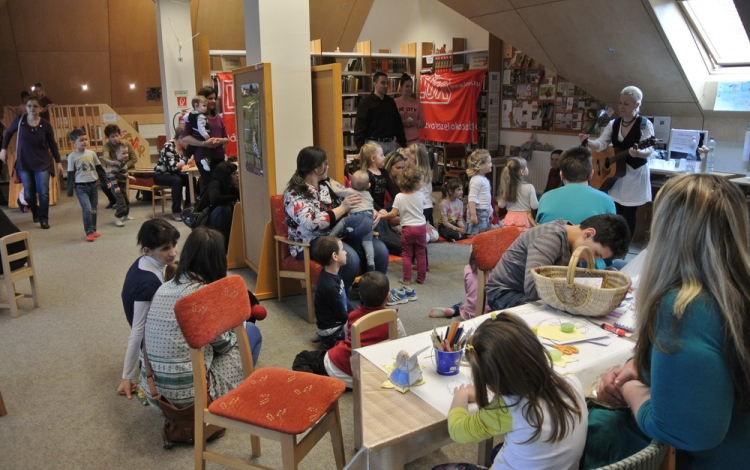 Húsvéti családi szombat delelőtt a könyvtárban