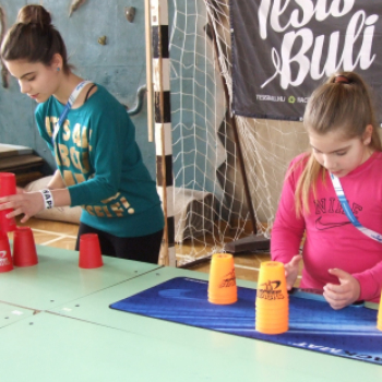 Speed stacks