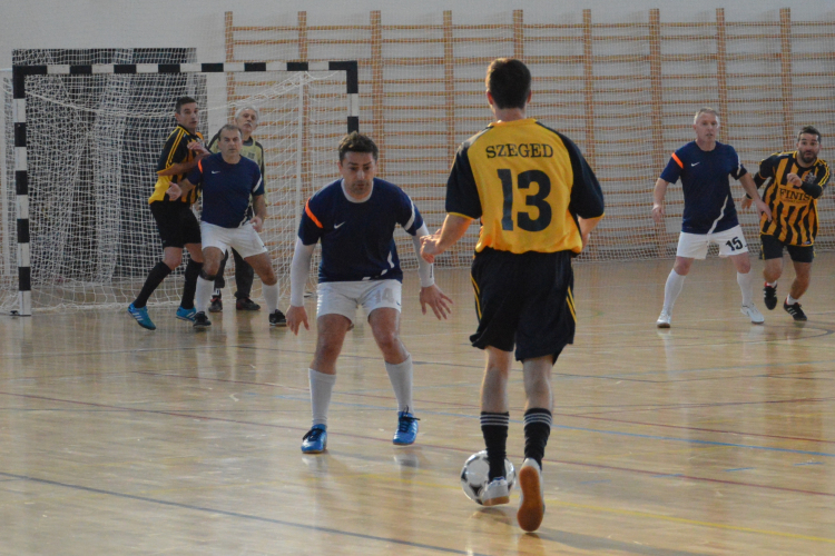 Öregfiúk rúgták a bőrt