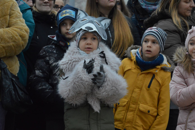 Parádés farsangi felvonulással és boszorkányégetéssel űzték el a telet Félegyházán