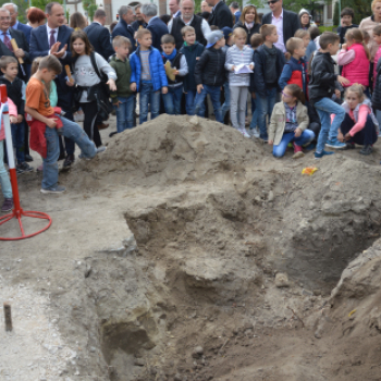 Földbe került a mindennapjaink kincseit rejtő ládikó