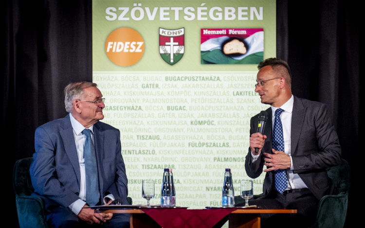 Szijjártó Péter és Lezsák Sándor közös pódiumbeszélgetést tartott Kiskunfélegyházán