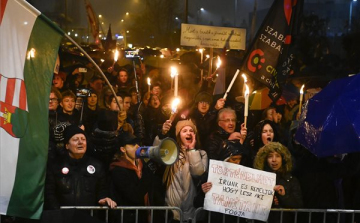 Az oktatásügyért tartottak demonstrációt a közmédia épülete előtt