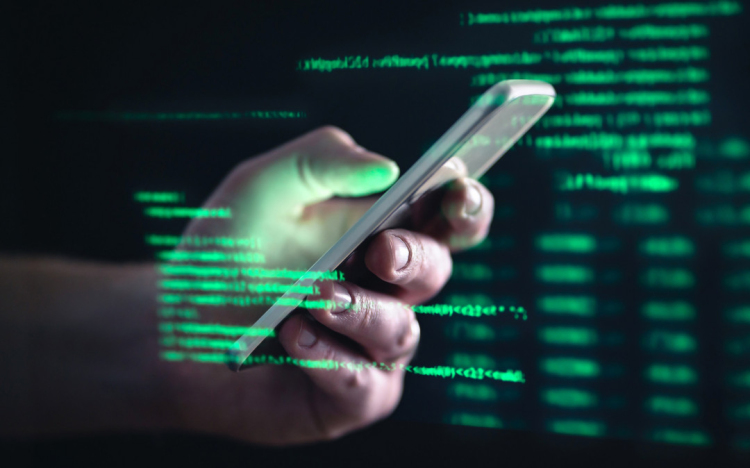 Csalók a vonal másik végén: így védheti meg magát