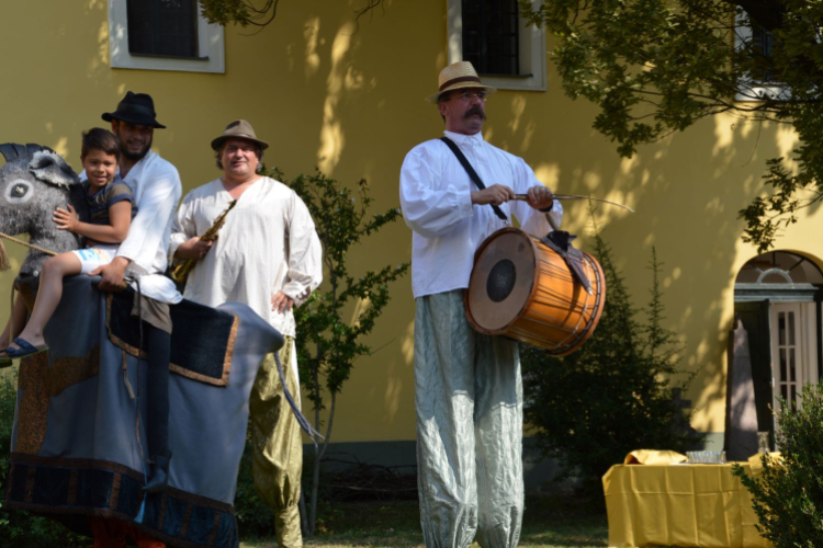 Molnár János festményein a kozmikus küzdelem jelenik meg