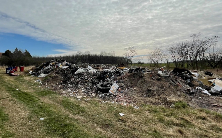 Döbbenetes méretű illegális hulladéklerakót találtak egy külterületi tanyán