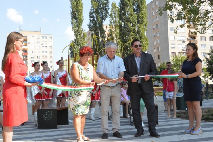 Új közösségi teret avattak a Petőfi lakótelepen