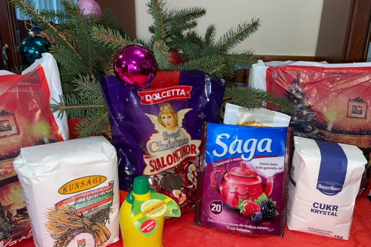 Karácsonyi csomagot kaptak a petőfiszállási nyugdíjasoknak