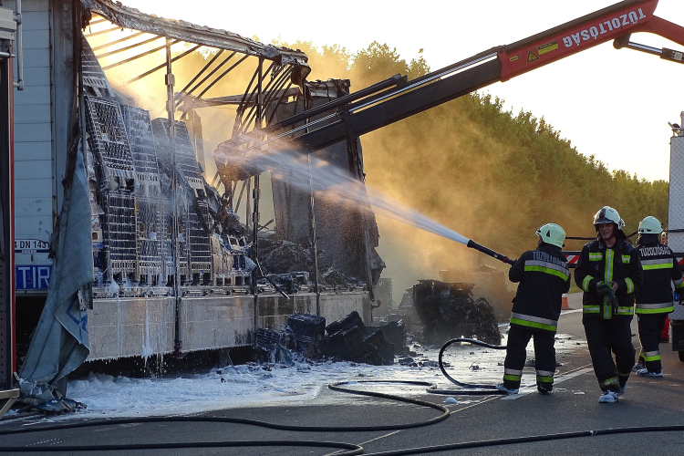 Kigyulladt kamion miatt lezárták az M5-ös Szeged felé vezető oldalát