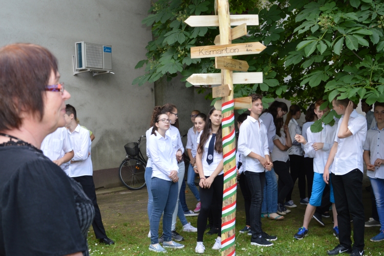 A Batthyány Iskolában ezentúl emlékfa mutatja az utat az egykori Magyarország városaiba