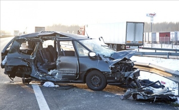 Két ember meghalt balesetben az M1-es autópályán