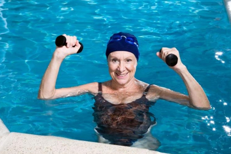 Miért ideális az úszás időseknek?