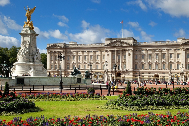 Költözésre kényszerülhet omladozó palotájából a brit uralkodó