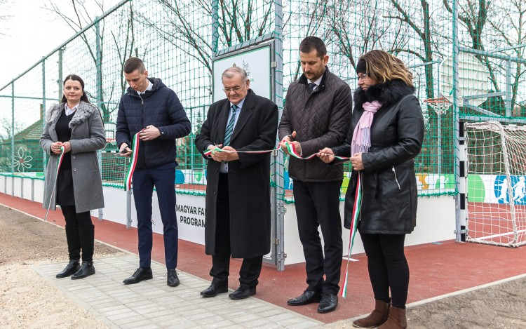 Átadták az óvodai multifunkciós sportpályát és a felújított Móra Ferenc utcát Kunszálláson