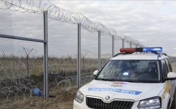 Több mint kétszáz határsértőt tartóztattak föl a hétvégén