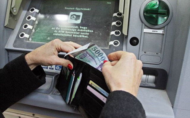 Így veszítesz el 12-15 ezer Ft-ot észrevétlenül a bankban