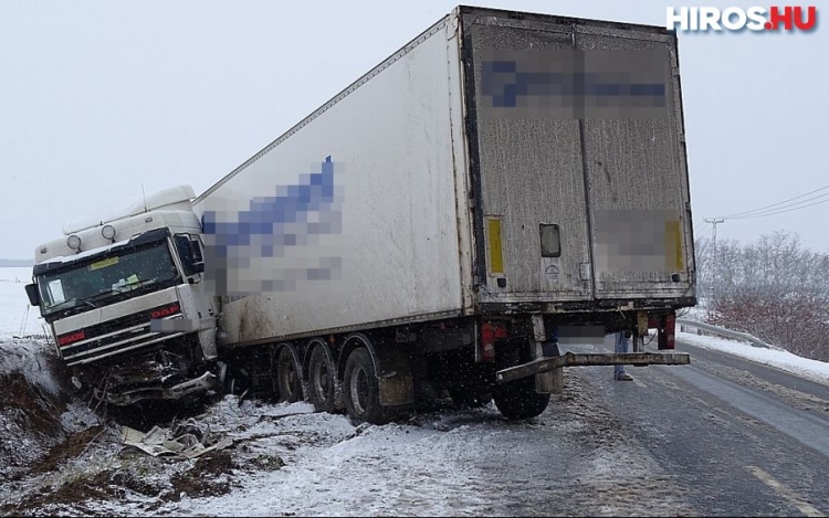 Kamion sodródott az árokba Kiskunfélegyházánál