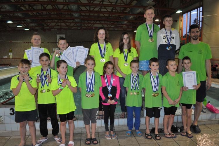 30 aranyérmet nyertek a Jogging fiataljai a Rövidpályás Úszó Bajnokságon