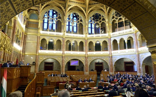 Bizottsági jelentések vitáival kezdi kétnapos ülését a parlament