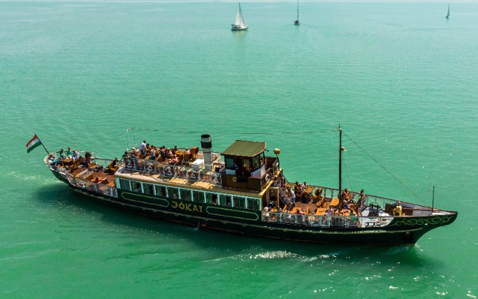 Mától sűrűbben járnak a balatoni hajók