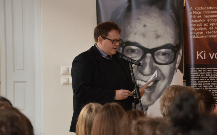 Bibó István jogtudós, egyetemi tanár emléke előtt tiszteleg a vándorkiállítás