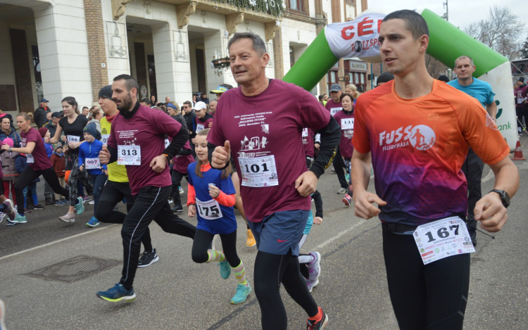 Több mint három évtizede zárják az óévet futással Félegyházán