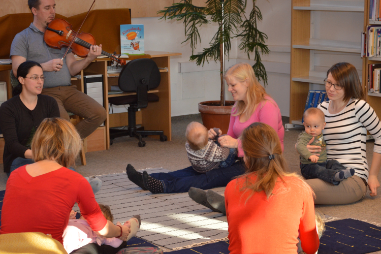 A Betűbölcsi ijfú néptáncosai