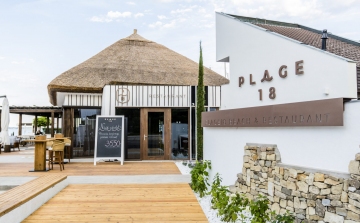 Tihanyban találtunk rá a Balaton legszebb strandjára – Megnyílt a Plage18 étterem, bár és strand