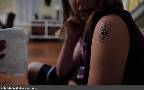 Meg­kez­dő­dött az em­be­rek bőr alá ül­te­tett chi­pes azo­no­sí­tása