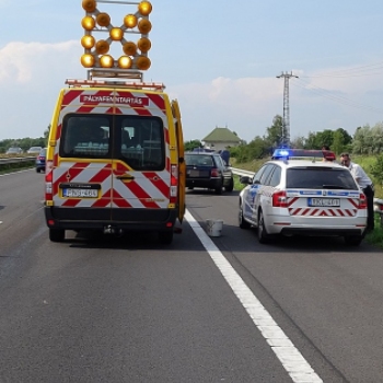 Kisteherautó és személyautó ütközött az M5-ösön 