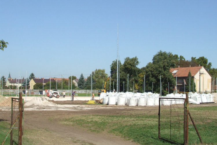 Épül a műfüves pályánk