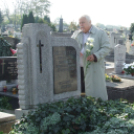 Mécsessel, virággal kezükben, tisztelettel szívükben...