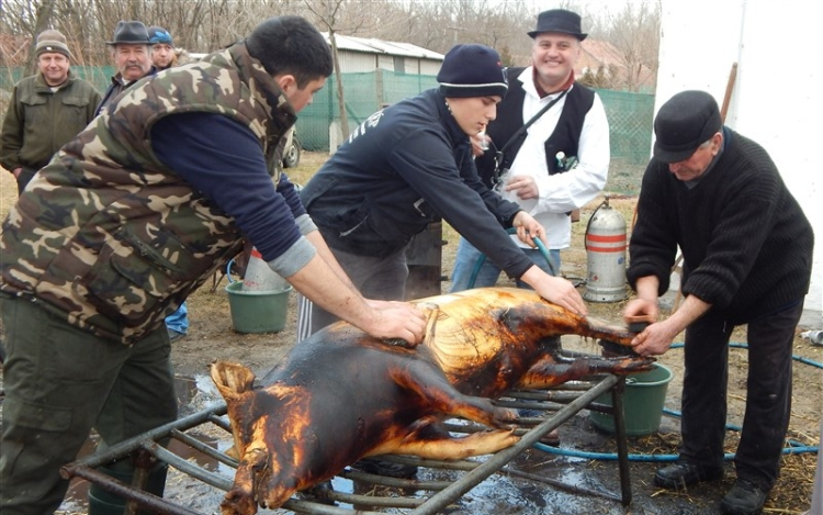 Hagyományőrző falusi disznóvágás Petőfiszálláson