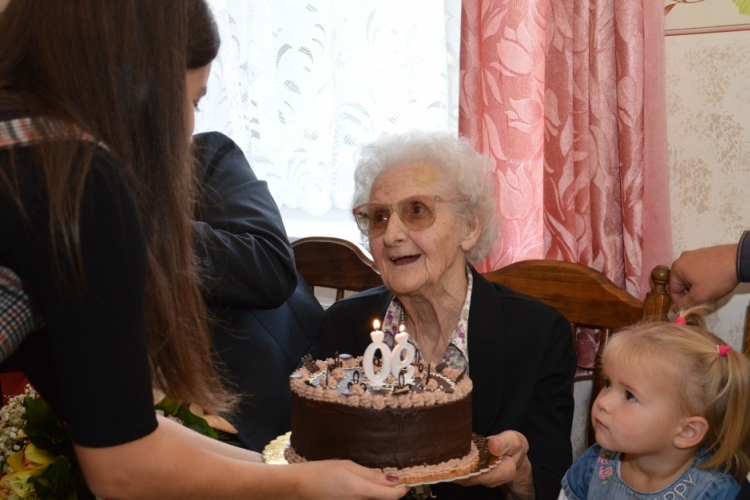 Mosolyogva fogadta a köszöntést a 90 éves Irénke néni