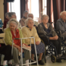 Zenés műsorral köszöntötték az idősotthonok lakóit Kiskunfélegyházán