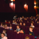 Ingyen mozizást és finom szaloncukrot kaptak Télapóra